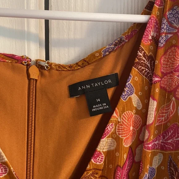 Beautiful Ann Taylor dress.Perfect flutter short sleeves for summer. - Picture 3 of 6